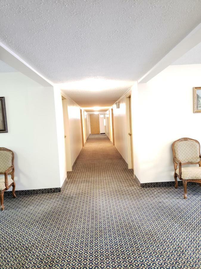 Tower Inn Estevan Exterior foto